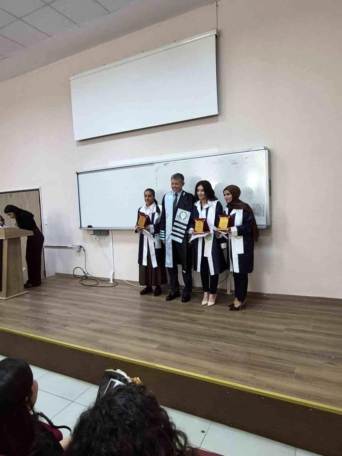 Iğdır Üniversitesi'nde Türk Dili ve Edebiyatı Bölümü Mezuniyet Töreni Gerçekleşti