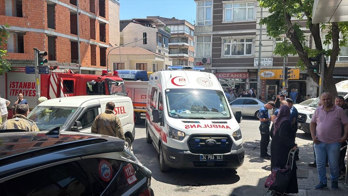 Küçükçekmece'de metruk bir binanın kısmen çöktüğü olay yeri