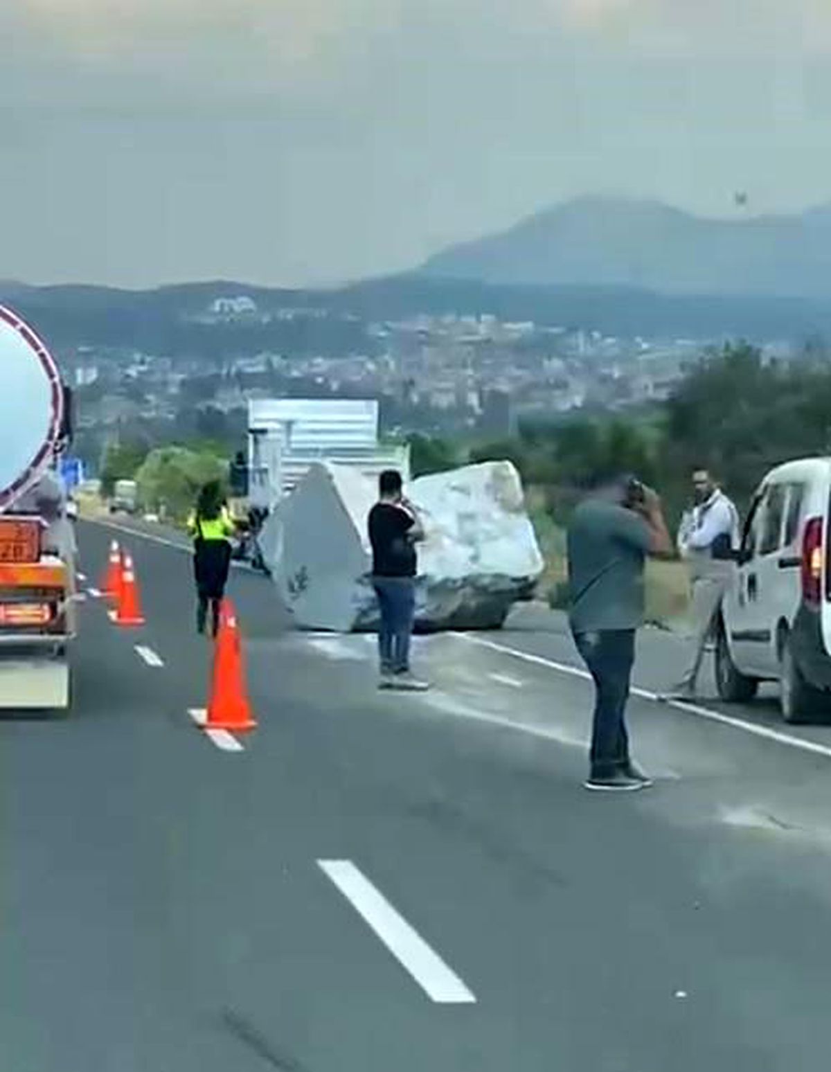 Yatağan-Bodrum karayolunda kamyondan düşen mermer bloğu ve trafik ekipleri