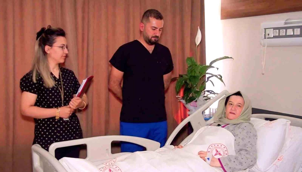 Şanlıurfa'da bir hastanın karnından çıkarılan 29 santimetrelik dev miyom.