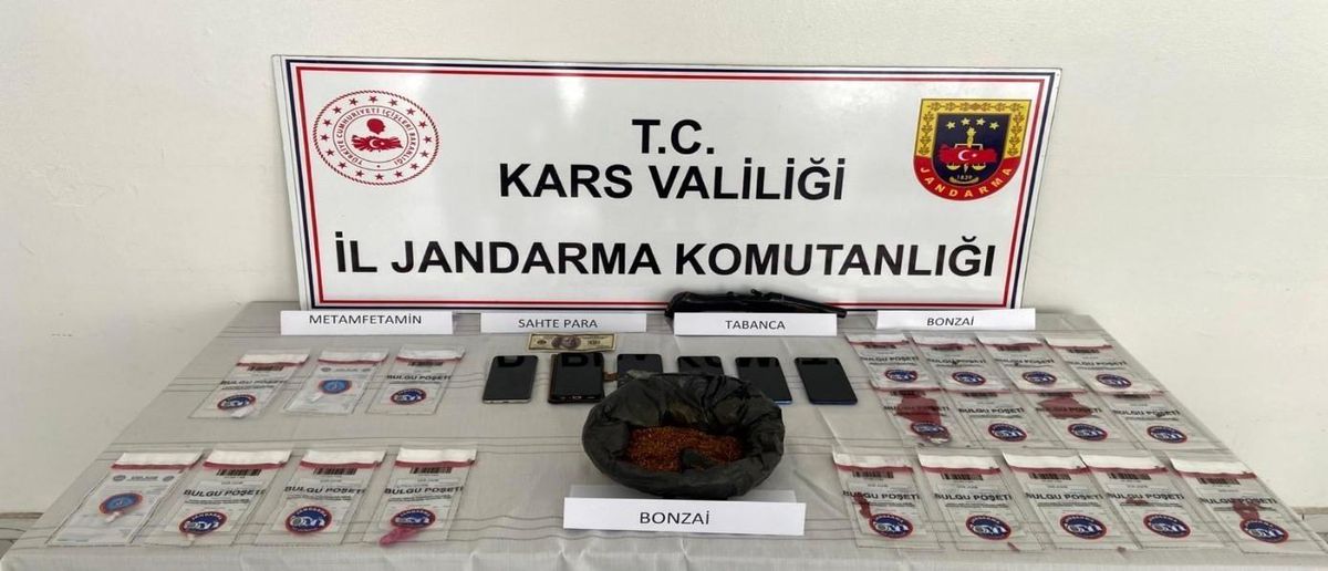 Kars'ta zehir tacirlerine darbe: 7 tutuklama, uyuşturucu ve 