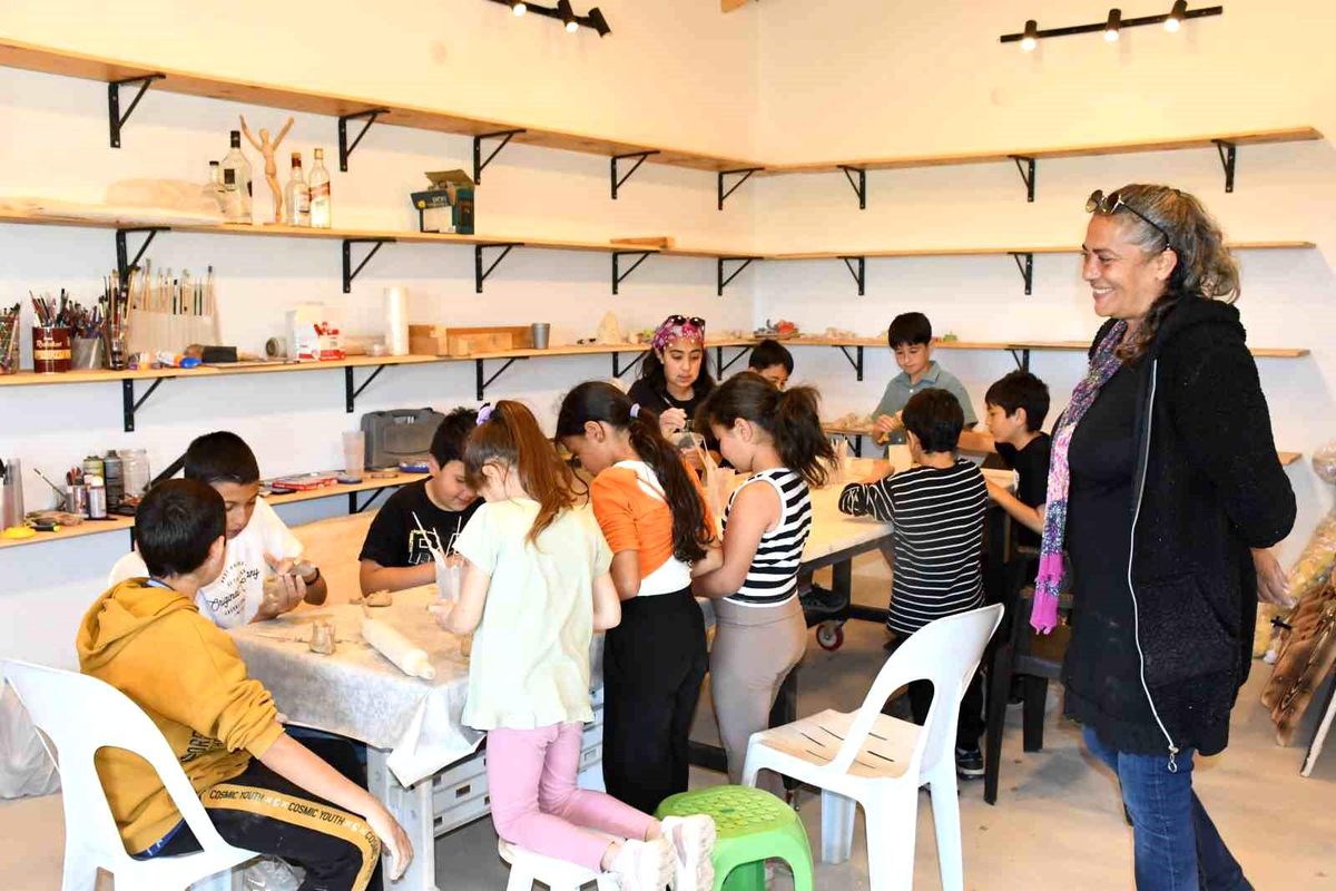Kasabada kurduğu atölyede çocukların özgüvenini sanatla büyütüyor