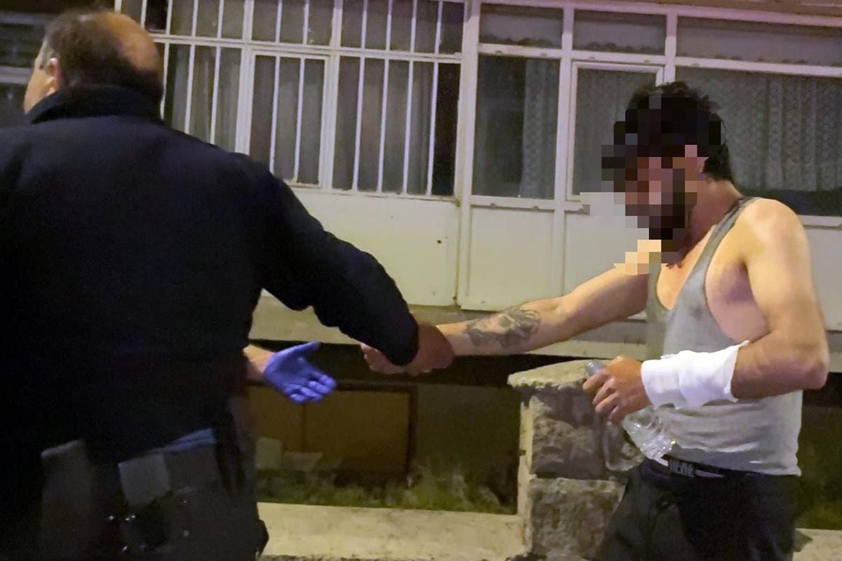 Evinde bıçakla kendine zarar veren şahsın hayatını polisin telefon detayı kurtardı