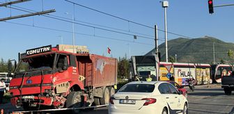 Kayseri'de tramvayla kamyonun çarpıştığı kazada 5 kişi yaralandı