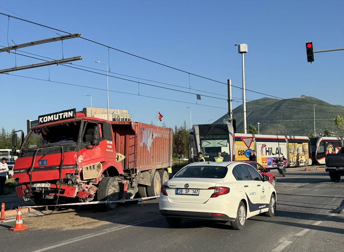 Kayseri'de tramvayla kamyonun çarpıştığı kazada 5 kişi yaralandı