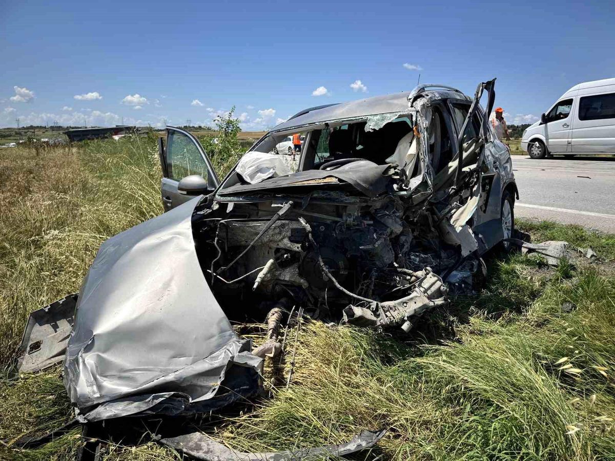 Kazada hurdaya dönen otomobilin sürücüsü hayatını kaybetti