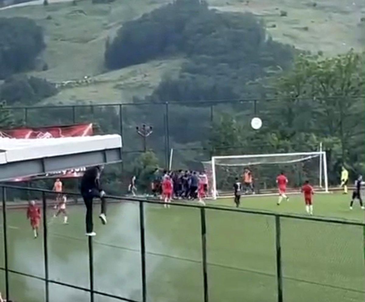 Kırklareli'nde amatör maçta futbolcular birbirine girdi