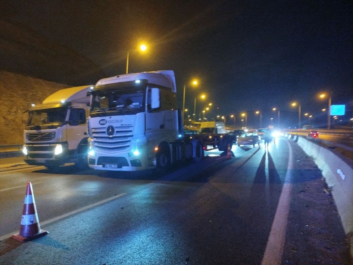 Kocaeli'de yola dökülen atık ulaşımı aksattı