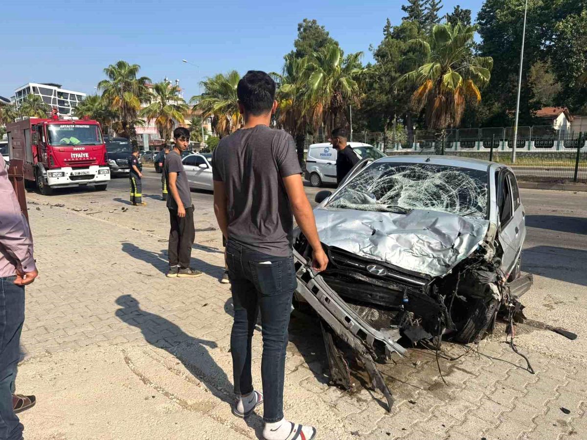 Kontrolden çıkan otomobil refüjdeki bariyerlere çarptı: 1 ya