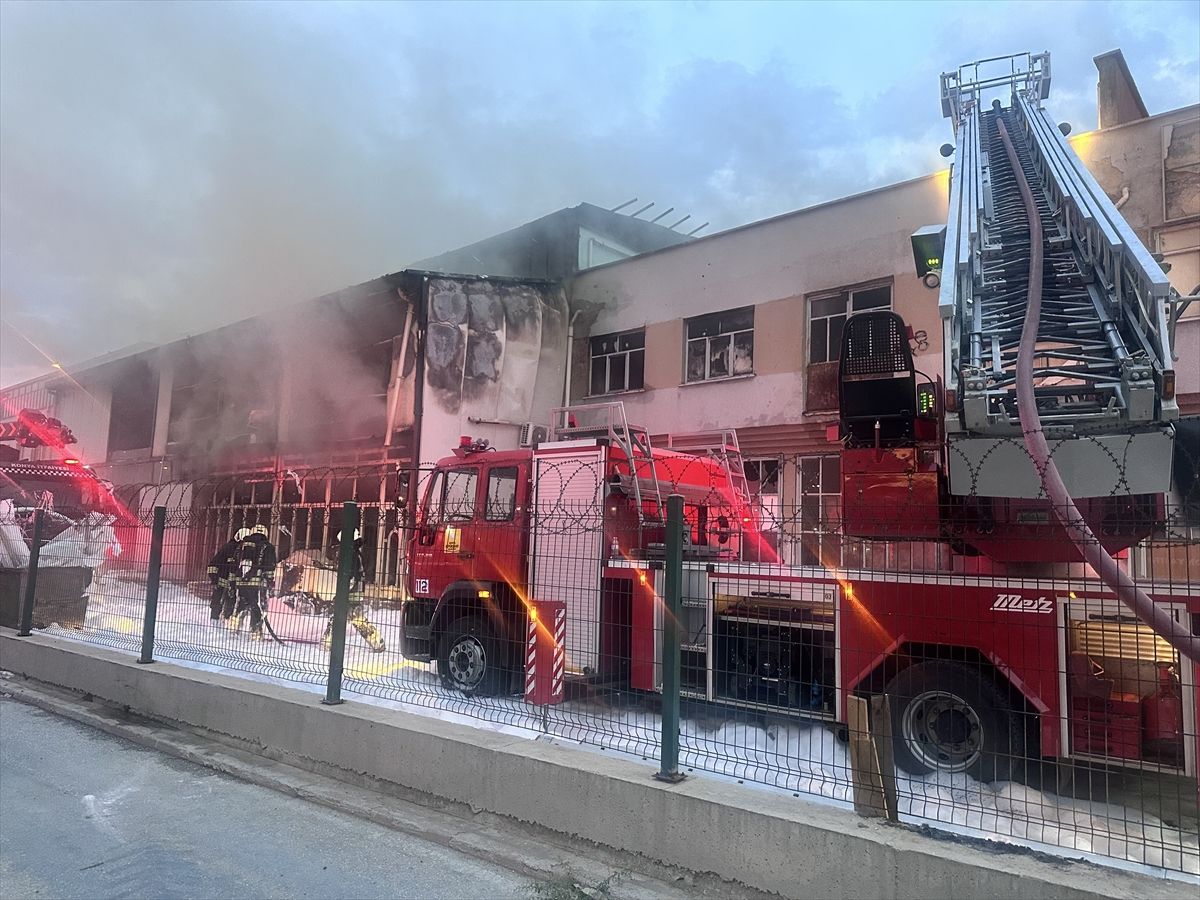 Konya’da mobilya fabrikası yangını, itfaiyeci şehit