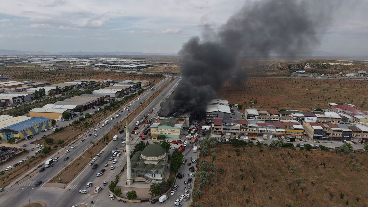Konya'da yatak fabrikasında yangın; 1 itfaiye eri 