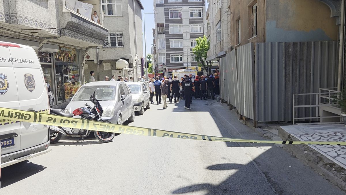 Küçükçekmece'de yıkımı yapılan binada kısmi çökme; 3 işçi ya