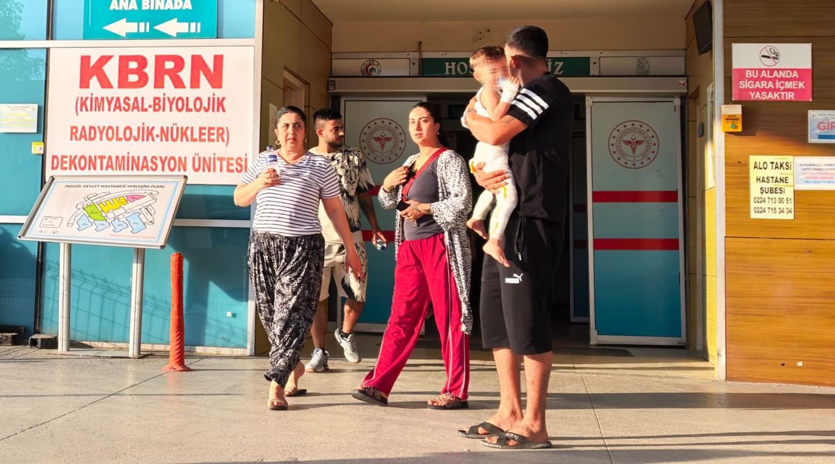 Mangaldaki ateşin üzerine düşen 2 yaşındaki Emral yaralandı
