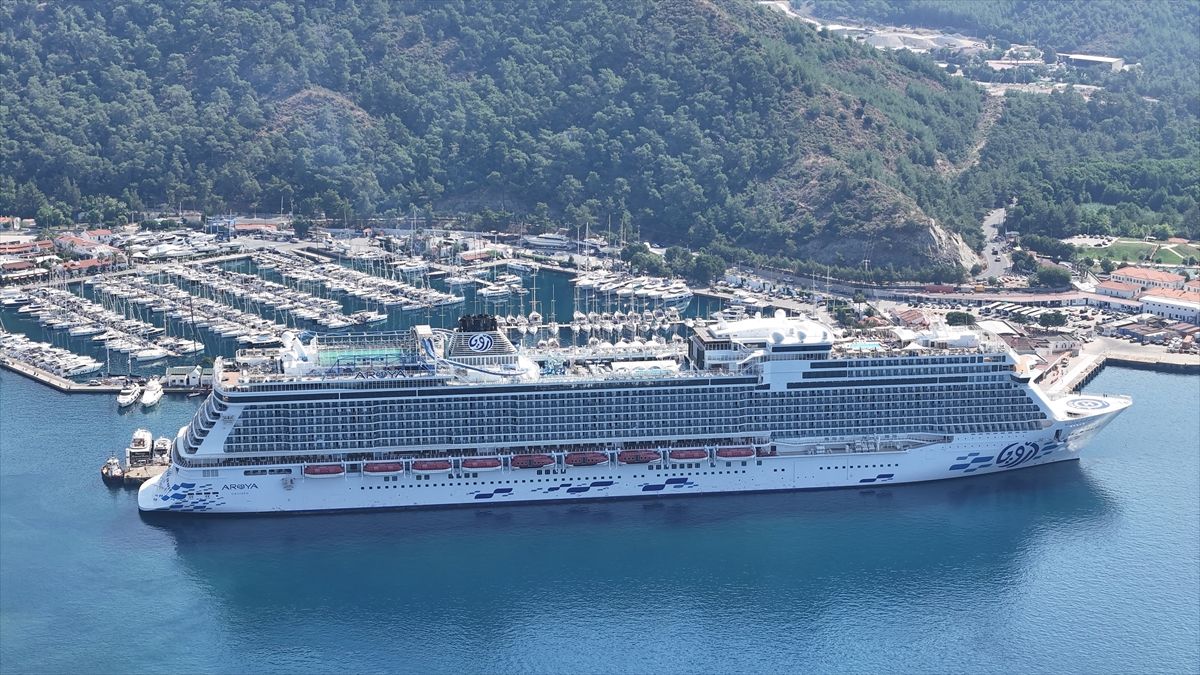 Marmaris'e 'Aroya' kruvaziyeri 2 bin 41 turist getirdi