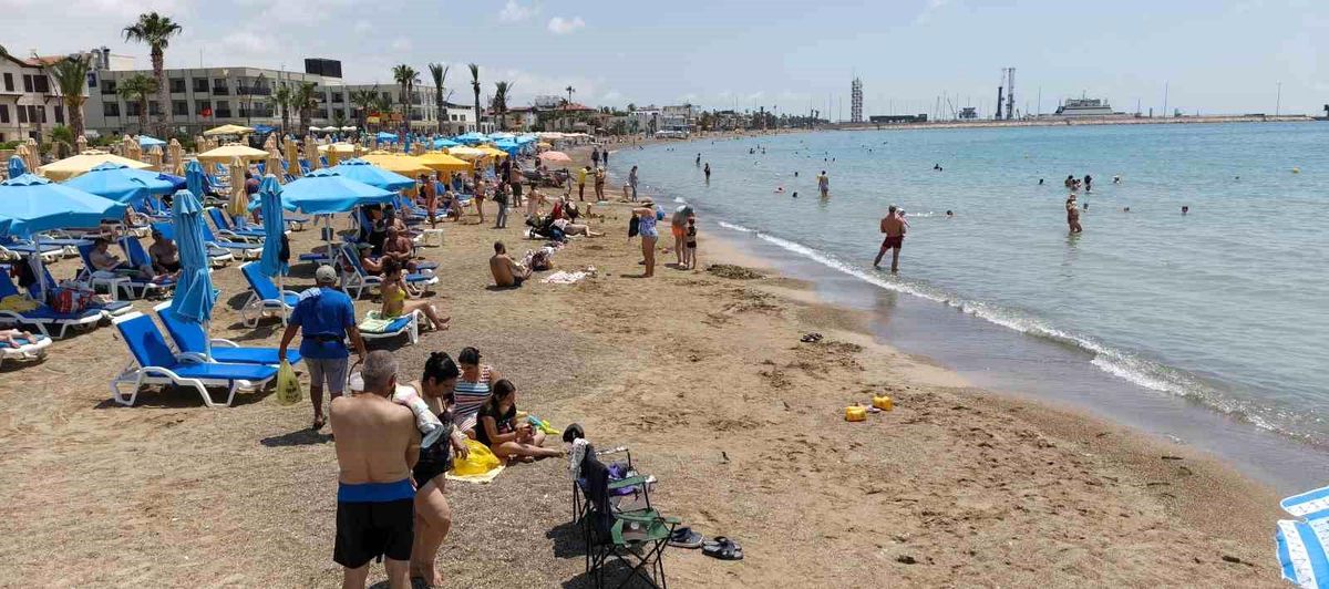 Mersin sahilinde turistler ve güneşlenen insanlar