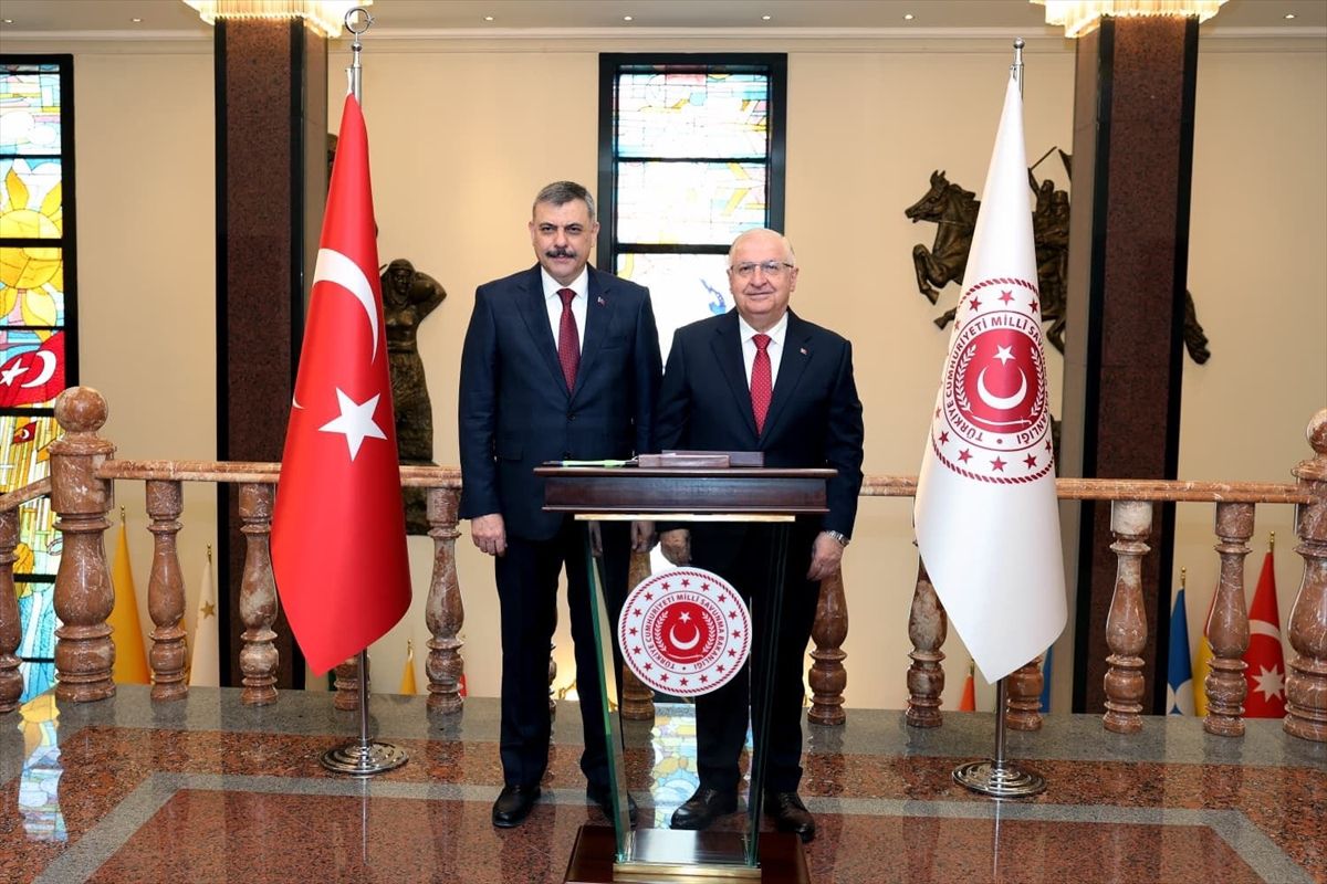 Milli Savunma Bakanı Güler ve İçişleri Bakanı Çiftçi bir araya geldi