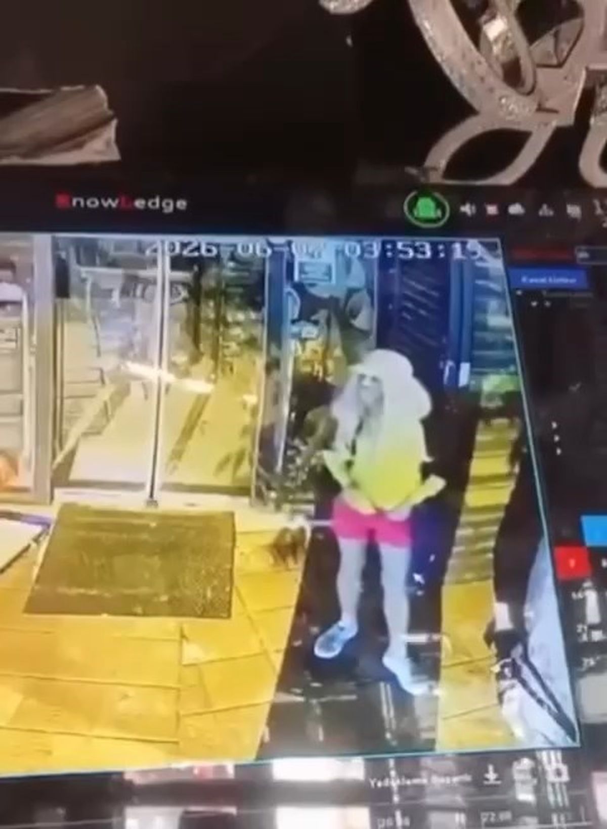 Mini etek giyip peruk takan erkek, mağazadan kilim çaldı; o 