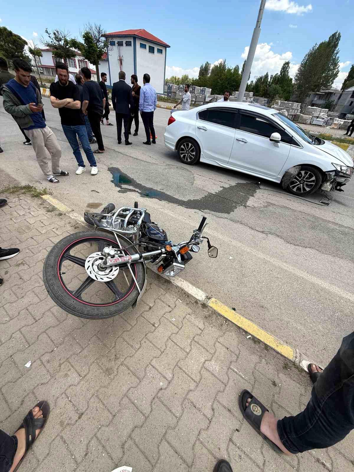 Muş'ta otomobil ile motosiklet çarpıştı: 2 yaralı