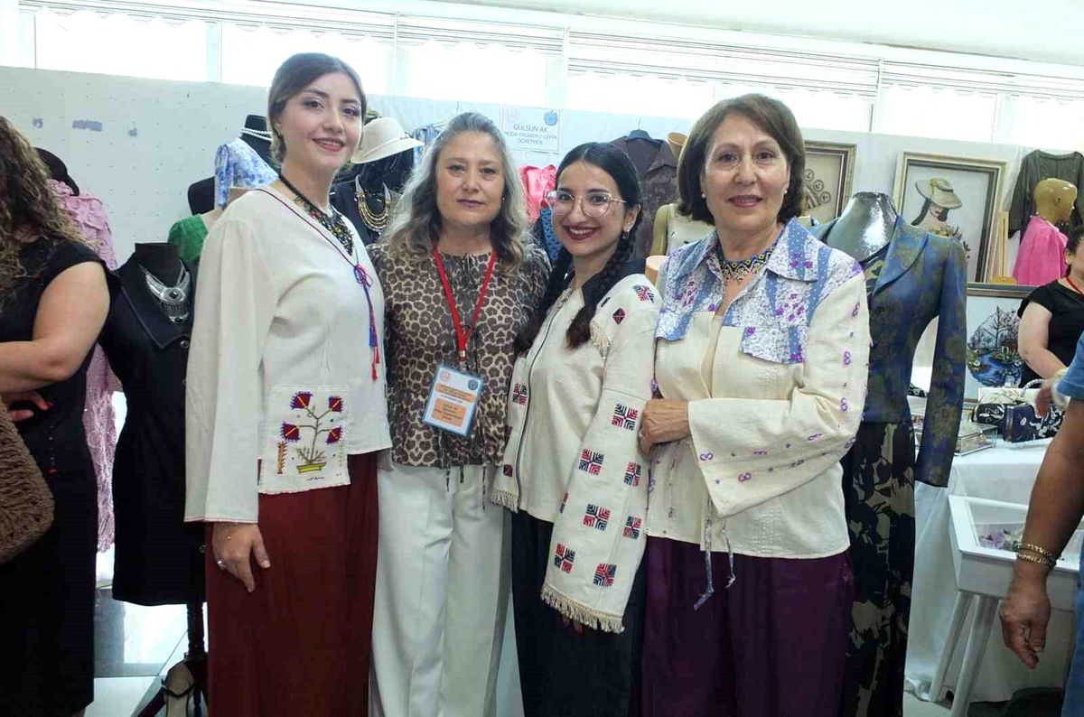 Ninelerinin dokuduğu kumaşlardan dikilen bluzlarla defileye 