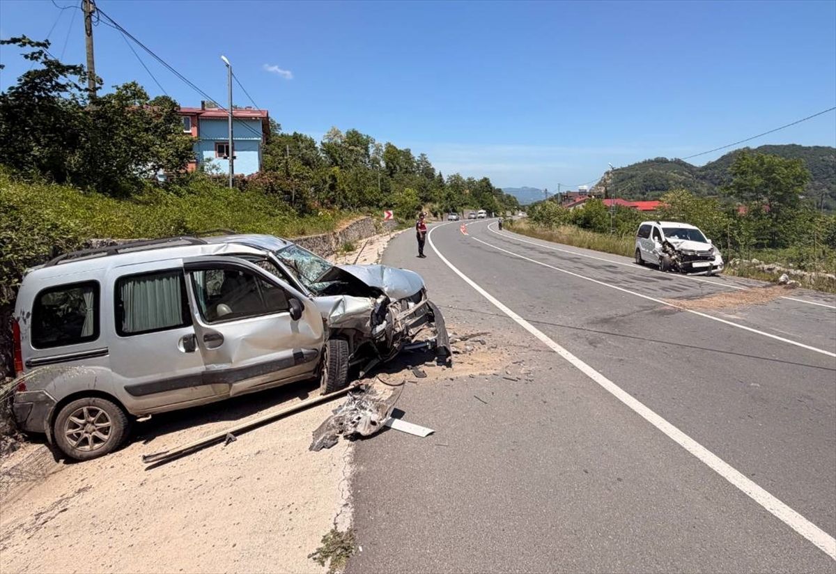 Ordu'da iki araç ve motosikletin karıştığı kazada 7 kişi yaralandı
