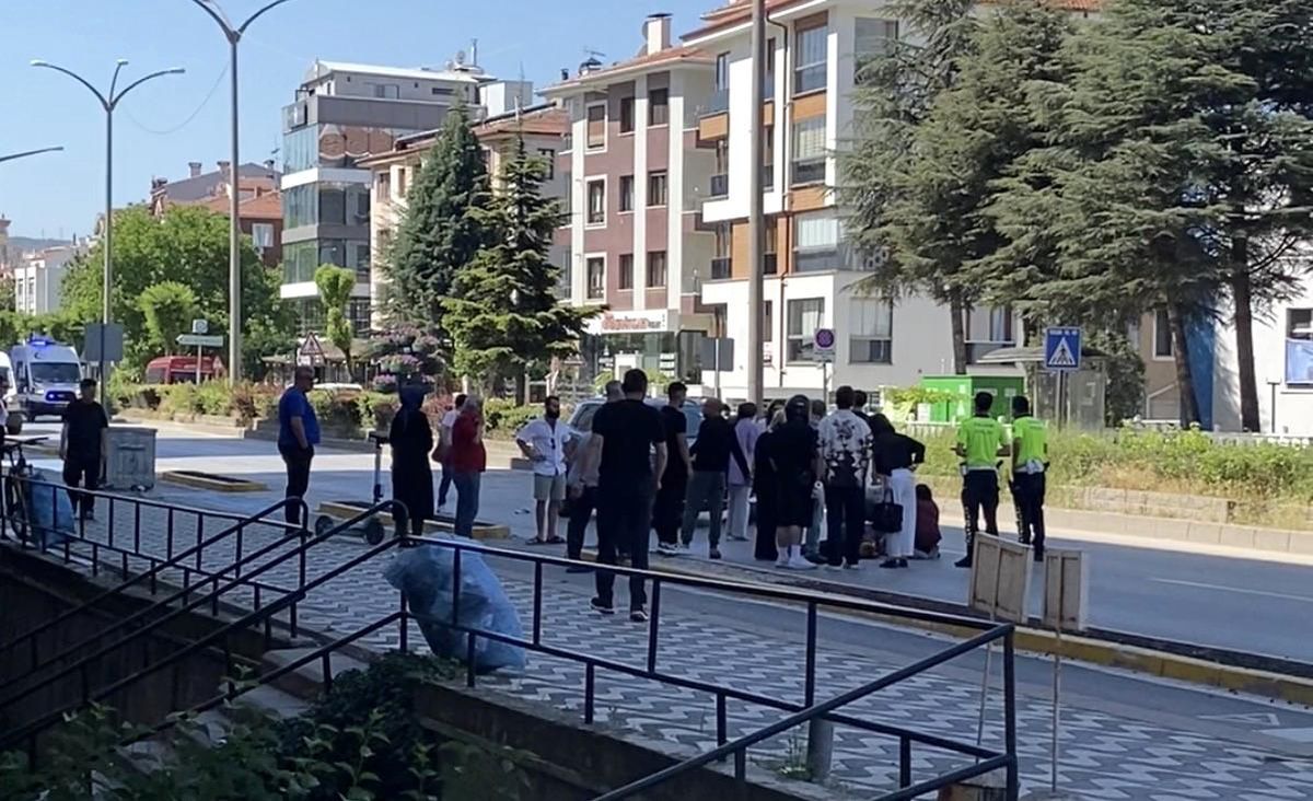 Otomobilin çarptığı 84 yaşındaki elektrikli bisiklet sürücüsü ağır yaralandı