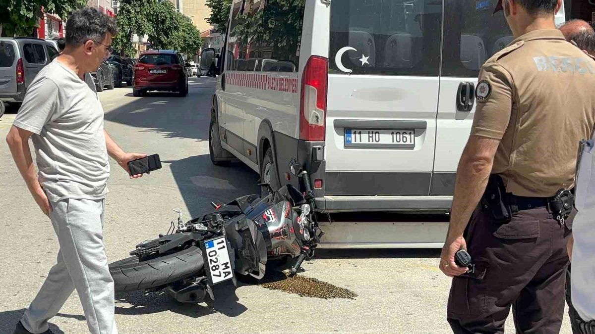 Otomobille çarpışan motosikletli az kalsın minibüsün altında