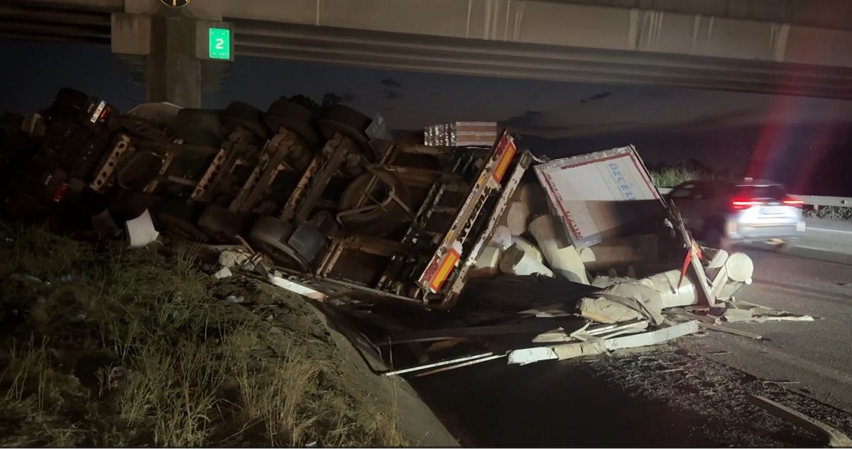 Otoyolda lastiği patlayan TIR, otomobile çarpıp devrildi: 6 
