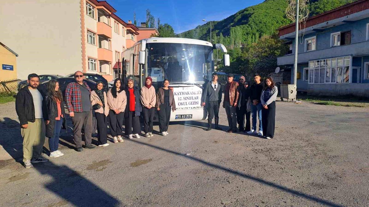 Posof Kaymakamlığı'ndan öğrencilere büyük moral: Rize gezisi