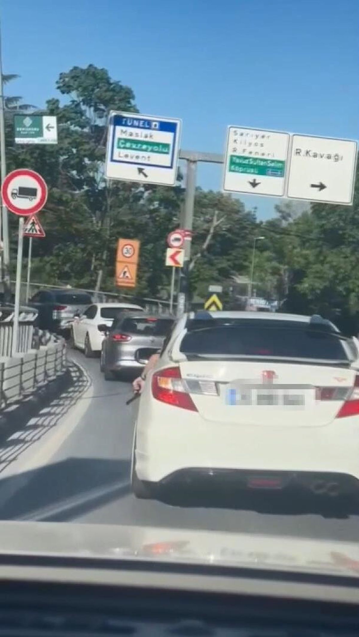 Sarıyer'de trafikte araçtan silah gösteren şüpheli yakalandı