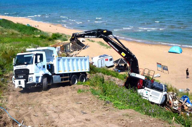 Sinop'ta sahildeki kaçak yapılara yıkım operasyonu