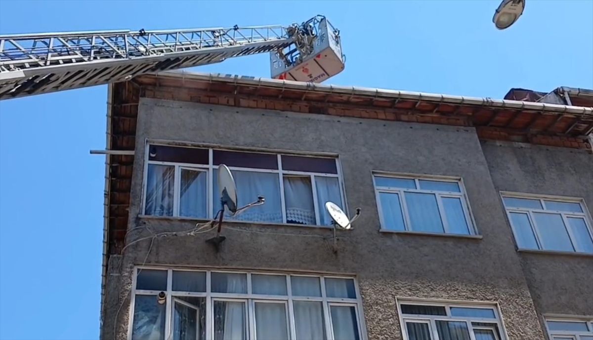 Sultangazi'de apartmanın çatısında çıkan yangın söndürüldü