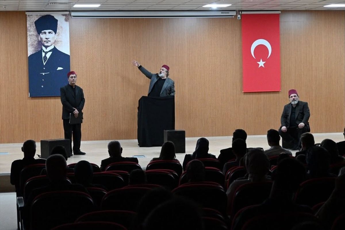 Suşehri'nde 'Şahidimiz Anadolu' adlı tiyatro oyunu sahnelendi
