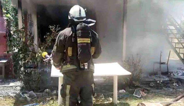 Tarladaki evde çıkan yangın itfaiye ekiplerince söndürüldü