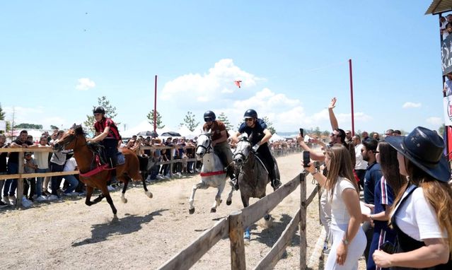 Tavşanlı'da Rahvan at yarışları nefes kesti