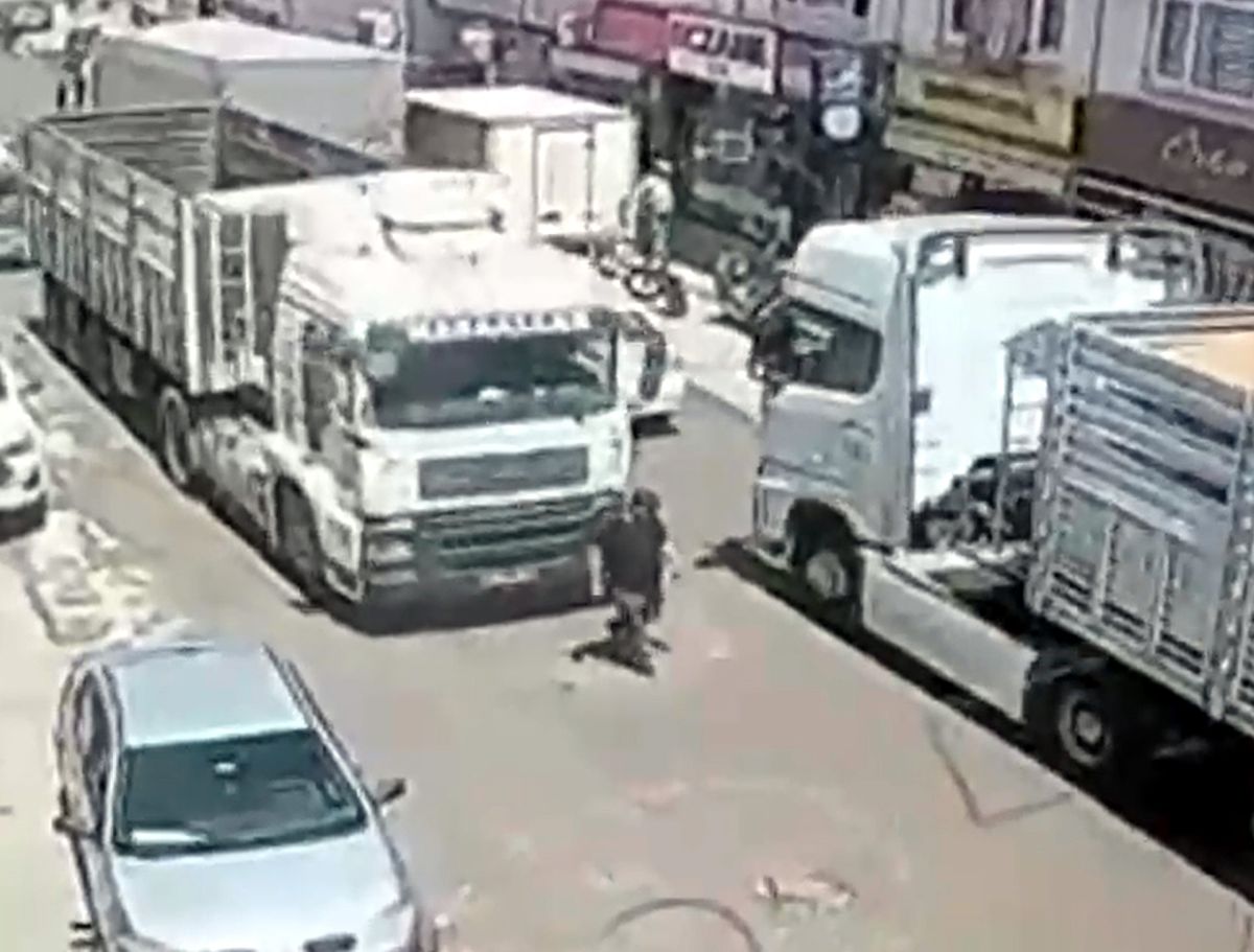 Edirne'de yolun karşısına geçmeye çalışan bir kişinin TIR'ın çarpmasıyla devrildiği anı gösteren güvenlik kamerası görüntüsü.