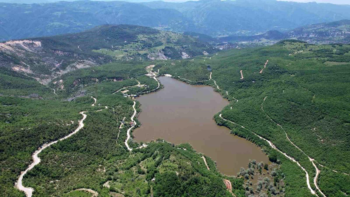 Tokat'ın Reşadiye ilçesindeki Zinav Gölü'nün yemyeşil ormanlarla çevrili muhteşem manzarası.