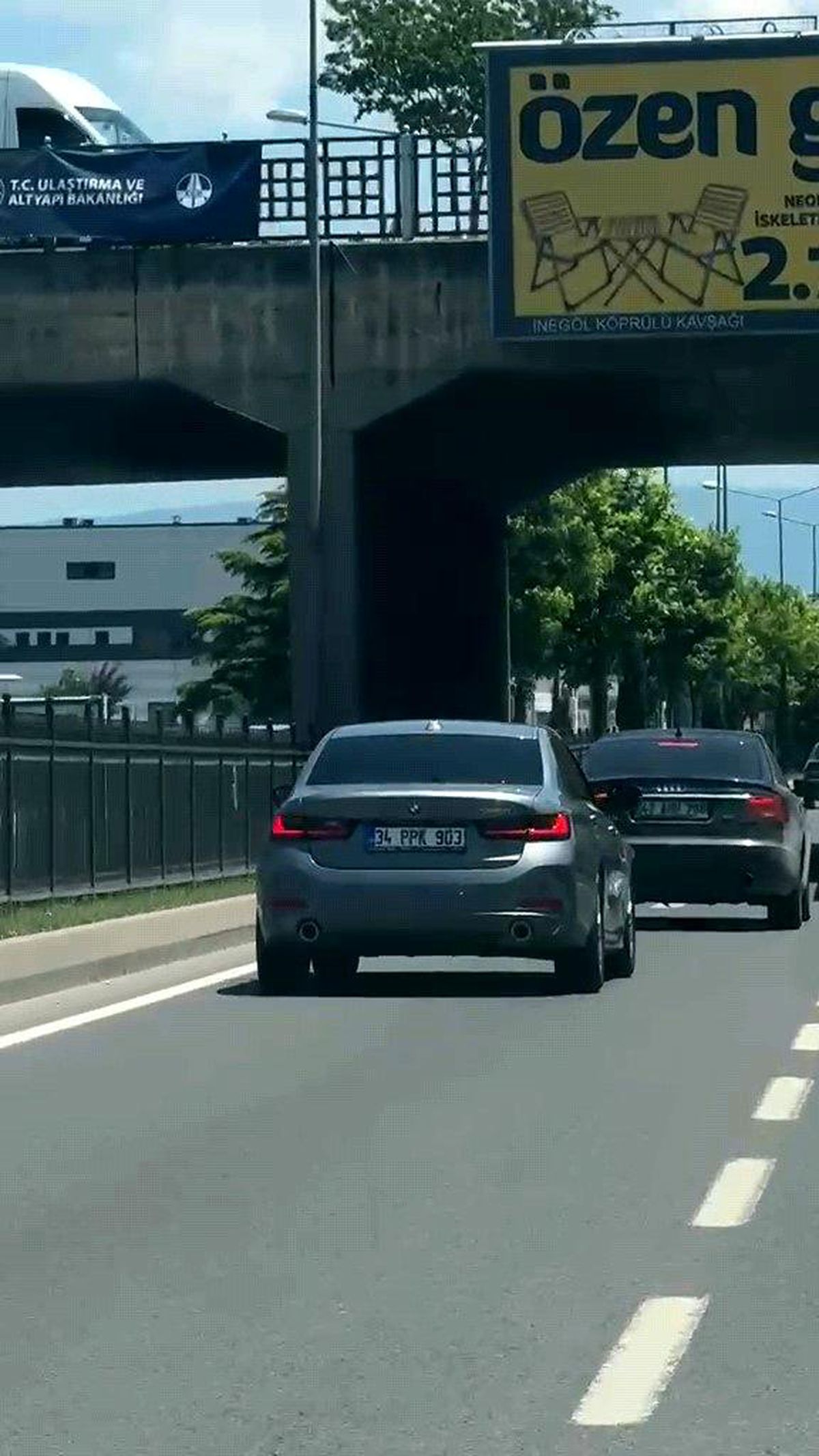 İnegöl'de trafikte birbirini sıkıştıran iki otomobil