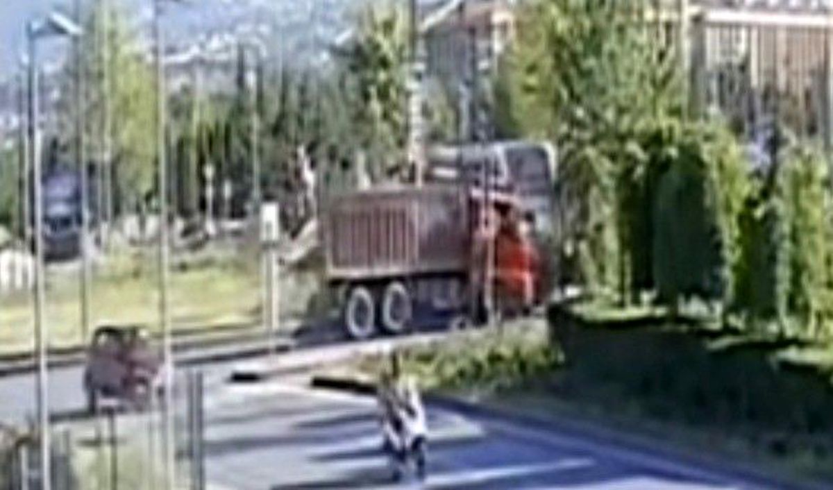 Tramvay ve kamyonun çarpıştığı kaza kamerada
