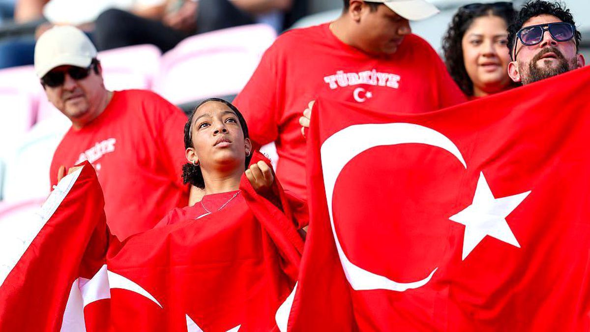 A Milli Futbol Takımı oyuncuları maç sonrası sevinç yaşarken