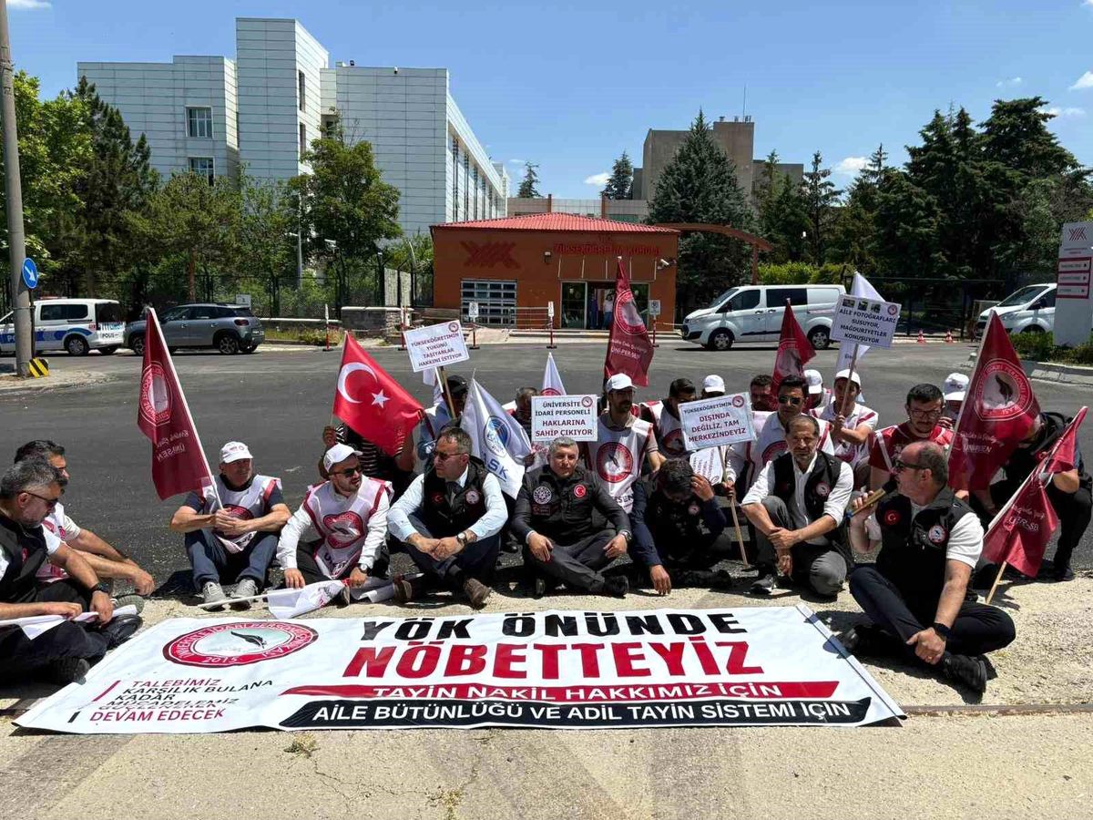 Üniversite idari personelinden YÖK önünde tayin-nakil çağrıs