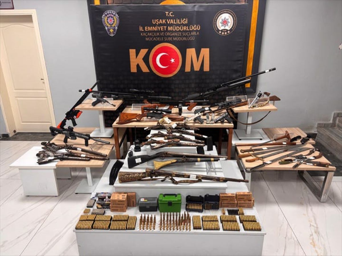 Uşak'ta bir ev ve iş yerinde 8 tabanca, 17 tüfek ele geçiril