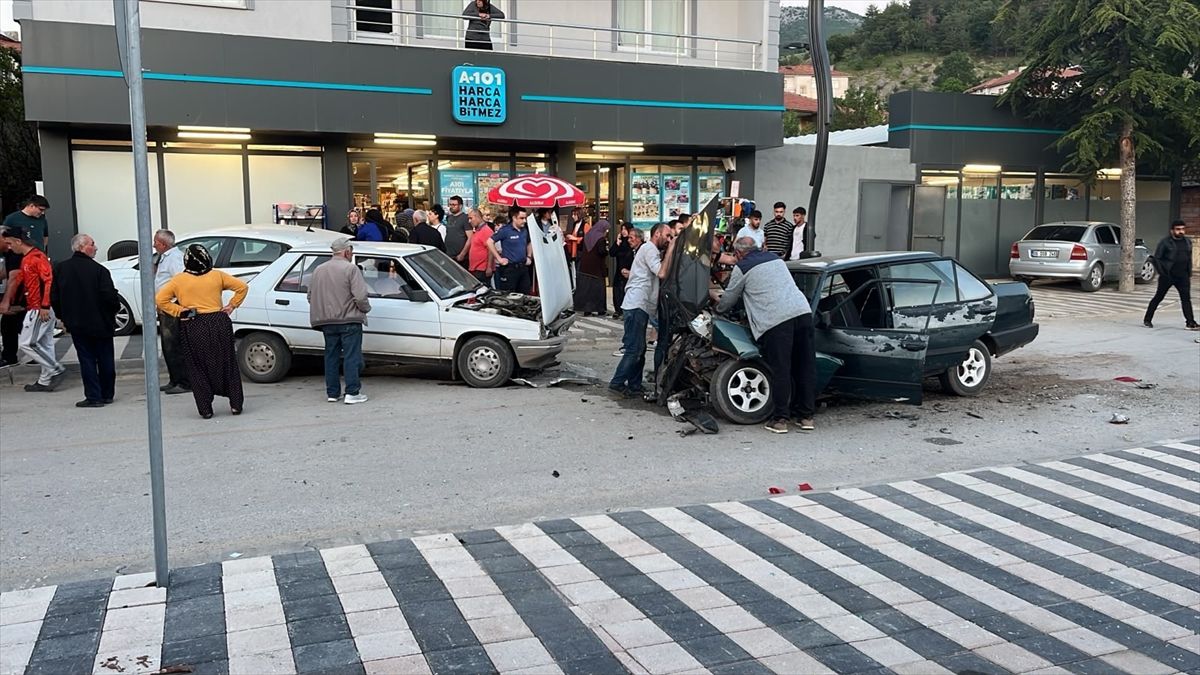 Yozgat'ta park halindeki araçlara çarpan otomobilde 5 yaralı