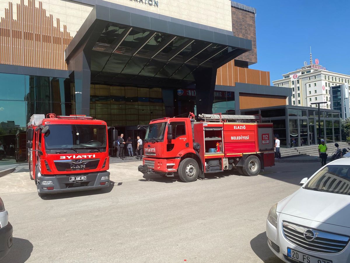 12 katlı otelin çatı katında çıkan yangında 10 kişi dumandan