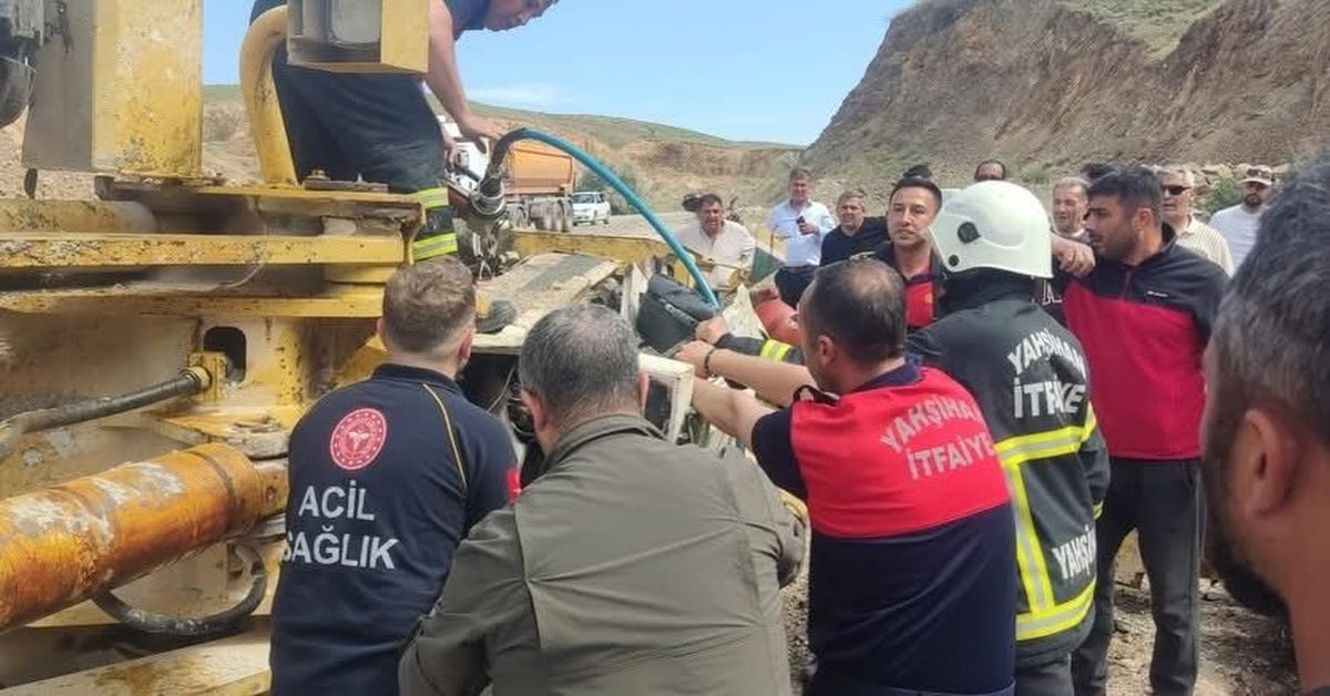 15 metre yükseklikten yuvarlanan kepçede sıkışan operatör, a