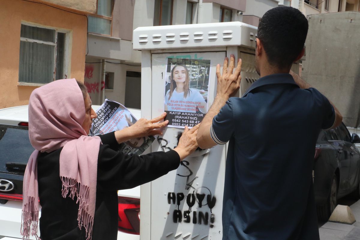 2 aydır haber alamadığı kızını sokak sokak arıyor