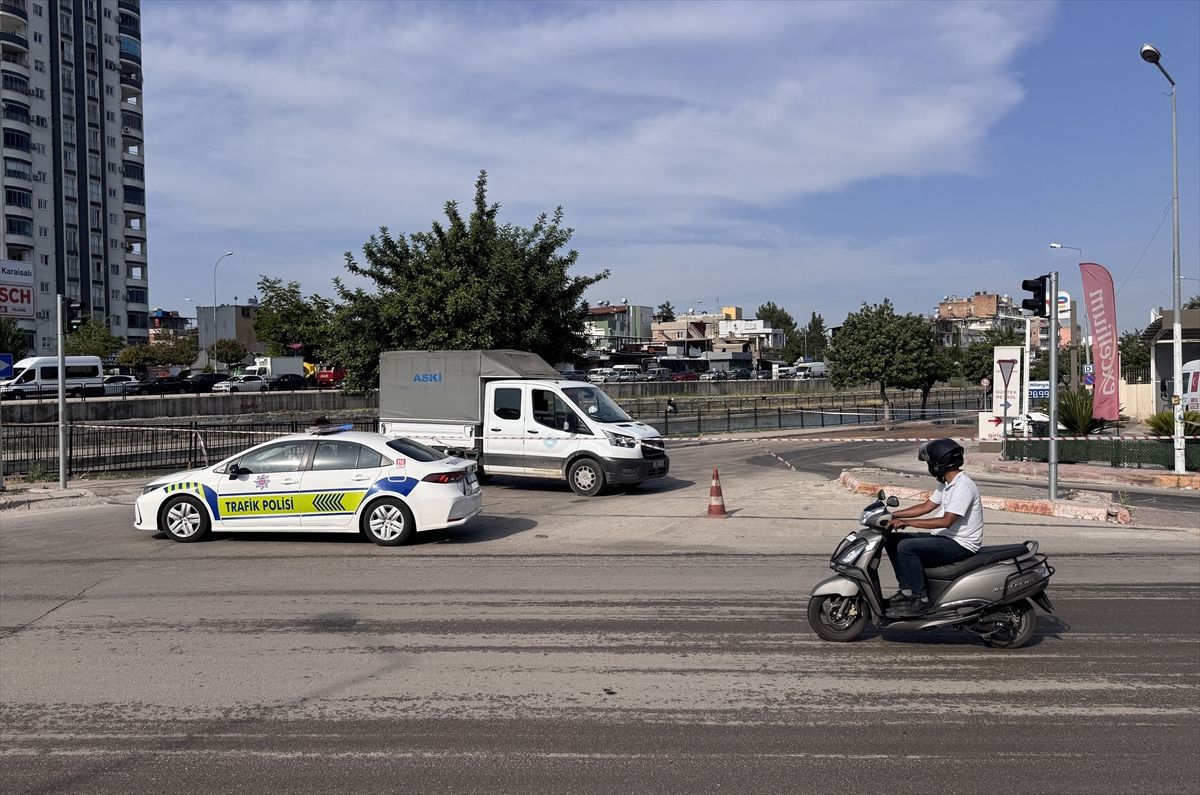 Adana'da su borusunun patladığı cadde trafiğe kapatıldı