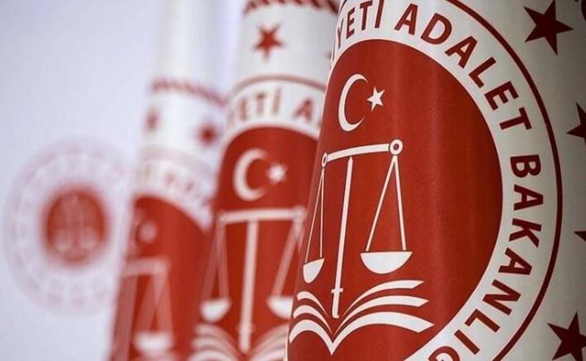 Mahkeme binası ve adalet terazisi görseli