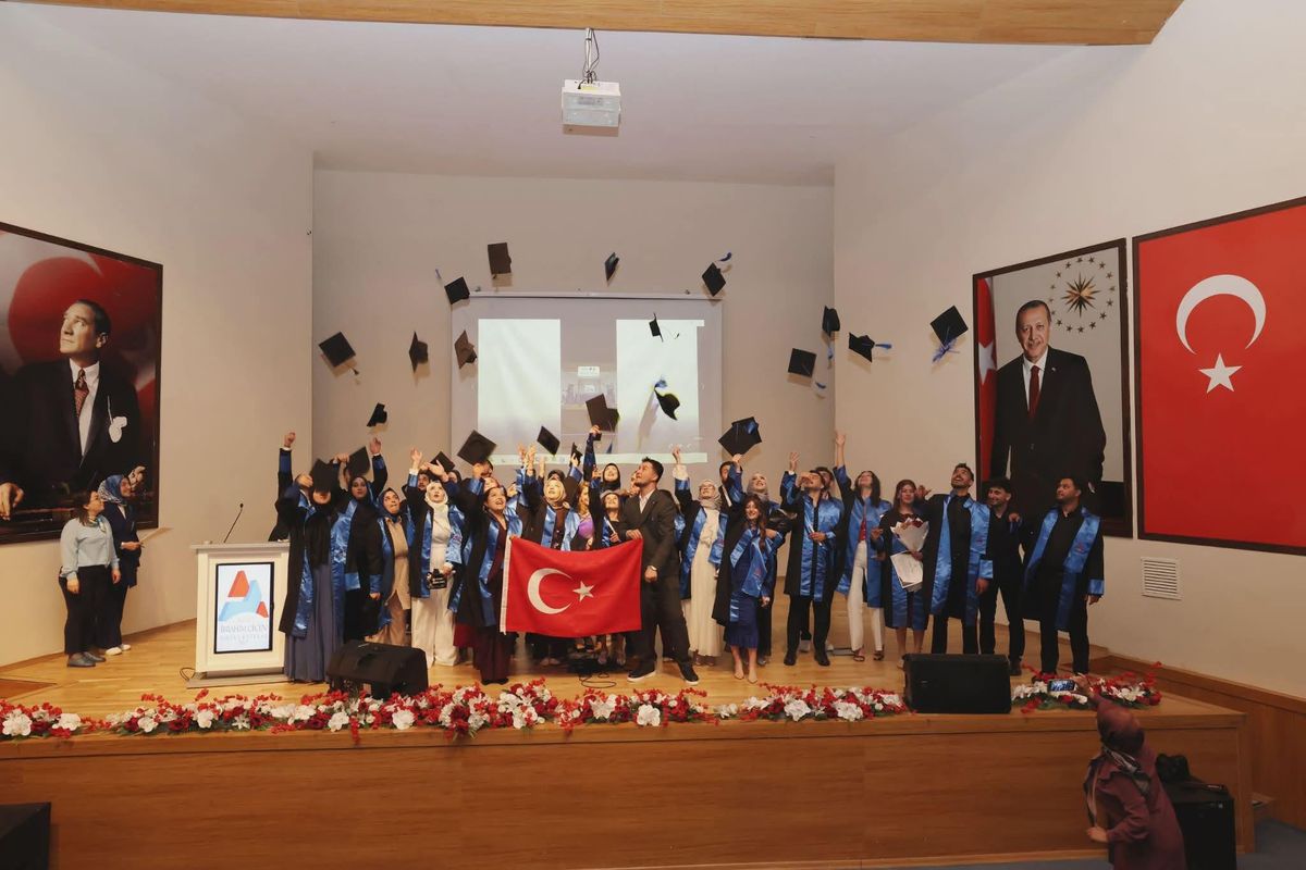 AİÇÜ İİBF’de mezuniyet heyecanı: Öğrenciler kep atarak yeni 