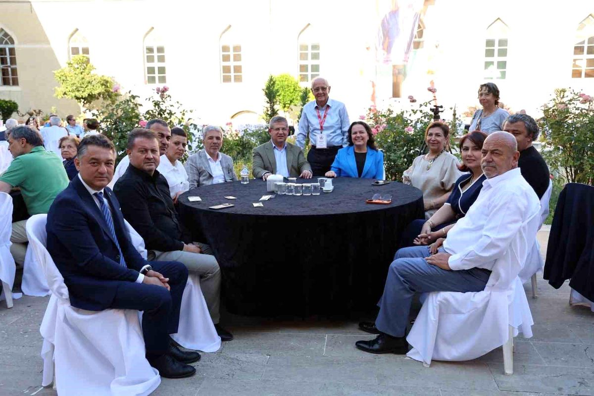 AK Parti Denizli İl Başkanı Muhammet Subaşıoğlu, Kocamektepliler Vakfı etkinliğinde konuşma yapıyor.