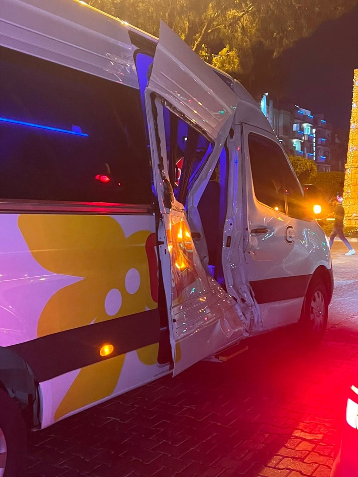 Alanya'da minibüsle çarpışan motosikletin sürücüsü öldü